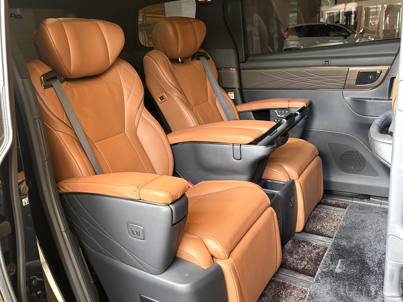 40系Vellfireエグゼクティブラウンジの上質な本革キャプテンシートと広々とした車内空間