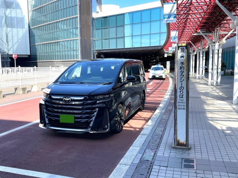 新千歳空港のタクシー乗り場に停車する高級ハイヤー（アルファード）