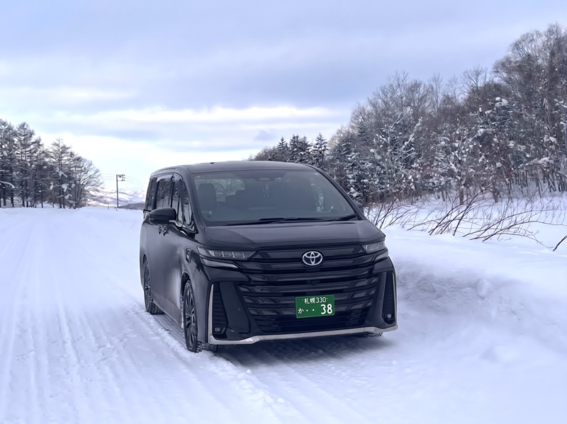 雪道を安全・快適に走行する高級ハイヤー「アルファード」（冬のニセコ送迎）