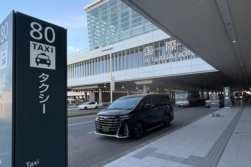 Image of an airport transfer service boarding a premium Alphard chauffeur car at New Chitose Airport